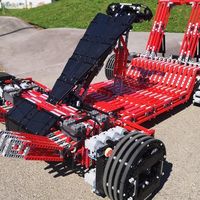 Este kart está hecho con más de 7.000 piezas de LEGO, tiene 32 motores eléctricos y se conduce con el móvil