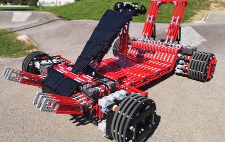 Este kart está hecho con más de 7.000 piezas de LEGO, tiene 32 motores eléctricos y se conduce con el móvil