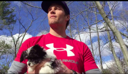 Tom Brady presenta a su nuevo perrete al estilo 'Rey León'