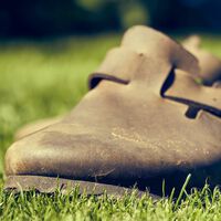 Estos zuecos Birkenstock de estilo atemporal son los más cómodos del momento y ahora están de oferta