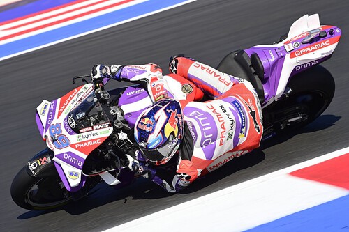 Jorge Martín vuela a rueda de Dani Pedrosa para hacer su primera pole position del año en Misano