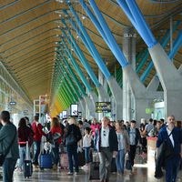 El precio de los vuelos está por las nubes y nos está dando exactamente igual: Aena jamás había registrado a tantos pasajeros