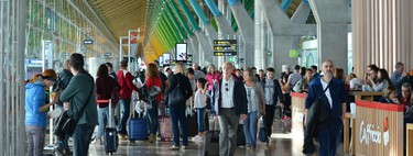 The price of flights is in the clouds and is giving us exactly the same: Aena had never registered so many passengers