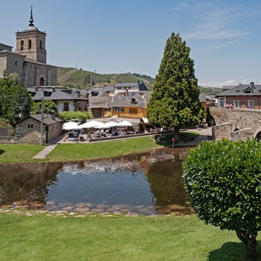 Parece la aldea de 'La Bella y la Bestia' y es el pueblo más bonito de España: de estilo medieval, con menús diarios y un Bien de Interés Cultural 
