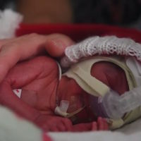 La emotiva canción de Navidad para una bebé prematura cantada por dos enfermeras de la UCI