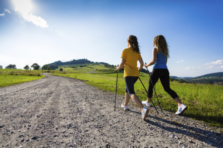 Nordic walking: el arte de caminar con bastones