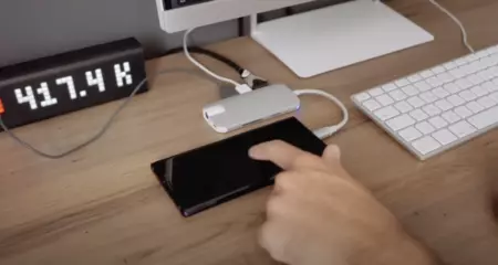 電話機をタッチパッドのように使用できます。