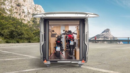 Con esta caravana Knaus puedes viajar con dos motos de gran cilindrada sin preocuparte por el peso