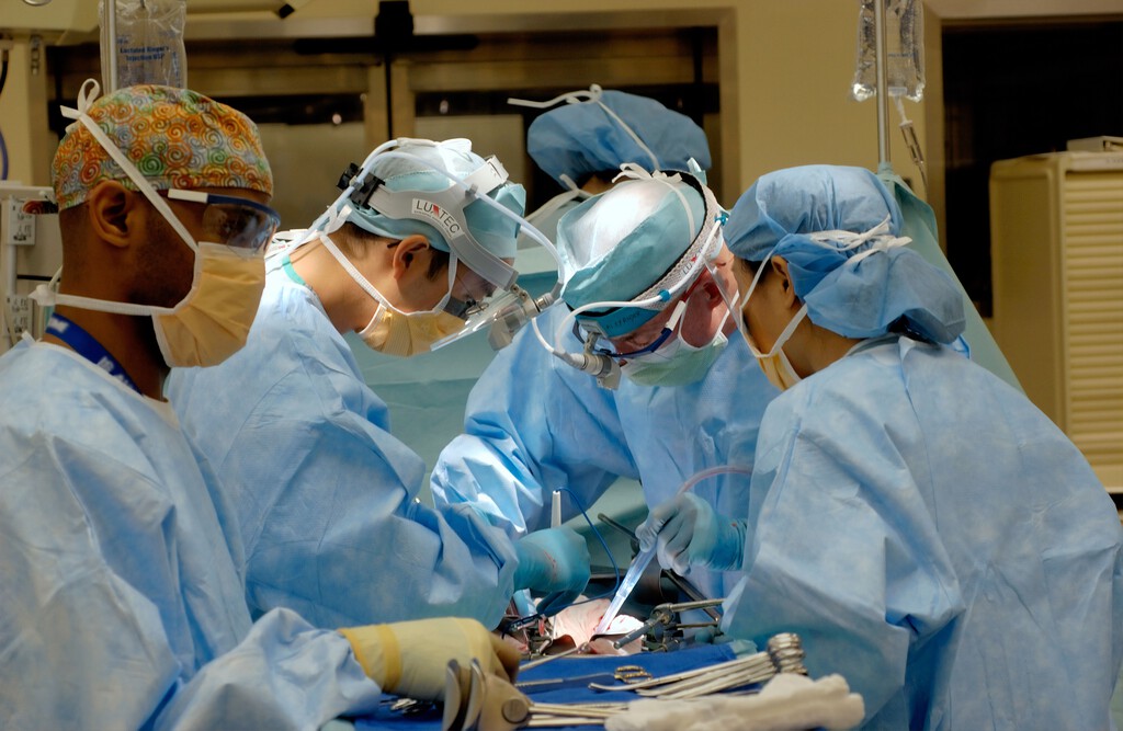 Es posible que te amputen una pierna y que te la olvides en el hospital. Y también que te multen con 500 euros