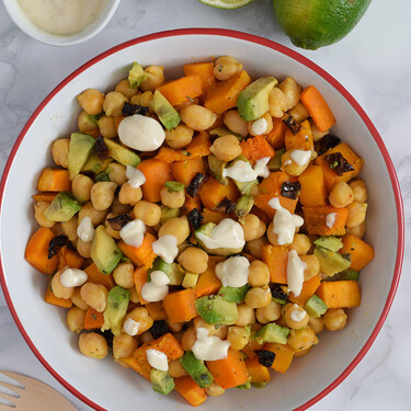 Calabaza salteada con garbanzos y aliño de yogur: receta vegetariana que puedes tomar como ensalada