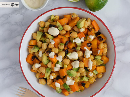 Calabaza salteada con garbanzos y aliño de yogur: receta vegetariana que puedes tomar como ensalada