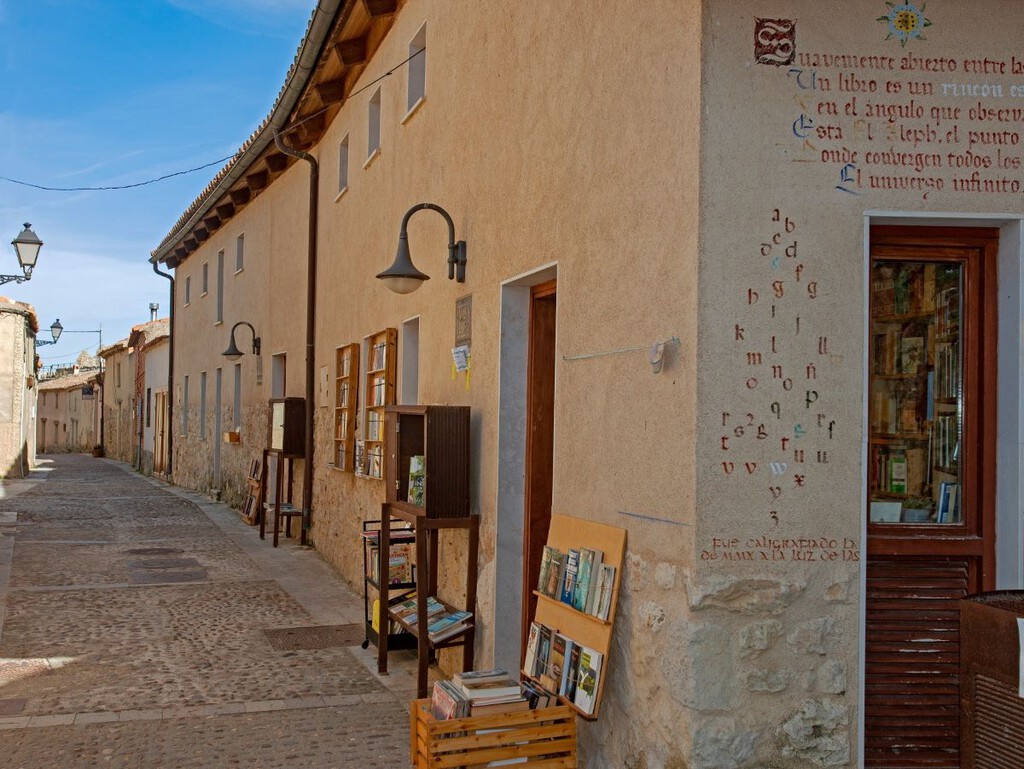 La primera Villa del Libro de España es uno de nuestros pueblos más bonitos: murallas medievales y lentejas con nombre propio
