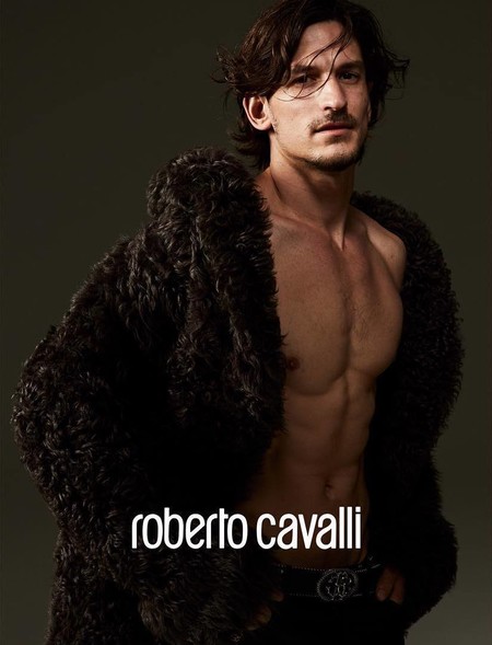 Para Roberto Cavalli el invierno es para enseñar piel, tal y como Jarrod Scott en su campaña