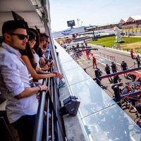 El código de vestimenta para la Fórmula 1 en Arabia Saudí: prohibidas las faldas, los vestidos y los pantalones cortos