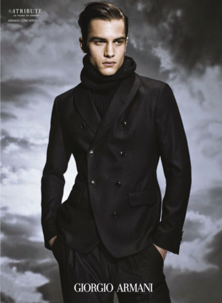 Aleksander Rusic posa para Sølve Sundsbø en una campaña de Armani de marcado estilo retro