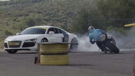 Jorian Ponomareff sobre una BMW S1000RR contra un Audi R8