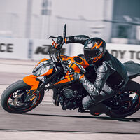 KTM 890 Duke: 115 CV de pura rabia austriaca con genes deportivos y por 10.500 euros