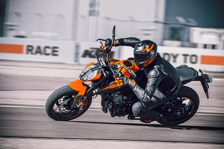 KTM 890 Duke: 115 CV de pura rabia austriaca con genes deportivos y por 10.500 euros