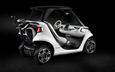 ¿Te gusta el golf? ¿Qué te parecería transportarte por el green en el Style Edition Garia Golf Car de Mercedes-Benz?