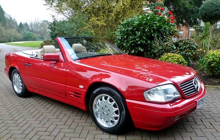 Este inmaculado Mercedes-Benz SL500 de 1996 tiene sólo 128 km, ¡porque su dueña perdió las llaves!