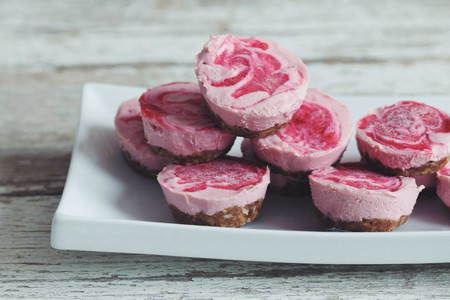 Pay de queso con fresas sin hornear. Receta vegana y sin gluten