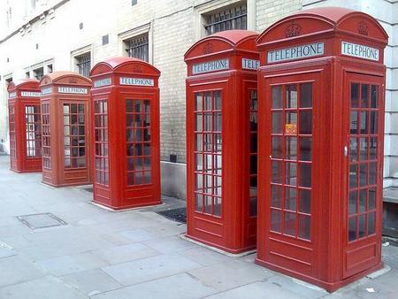 Las clásicas cabinas telefónicas de Londres se transforman en estaciones de recarga para móviles 