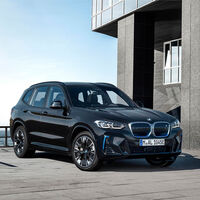 El BMW iX3 se actualiza a nivel estético y tecnológico, con una conducción semiautonóma de nivel 2