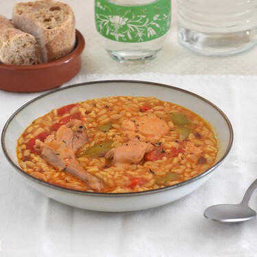 Gurullos murcianos con conejo y pollo, receta familiar del guiso tradicional