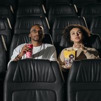 Los cines no pueden impedir que entres con tu bebida ni comida. Así puedes conseguir que les multen si lo hacen 