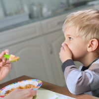 Estas son las frases que no deberías decir jamás a un niño que no quiere comer