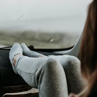 Este experto en seguridad vial te explica en solo 30 segundos por qué es tan peligroso ir con los pies en el salpicadero del coche