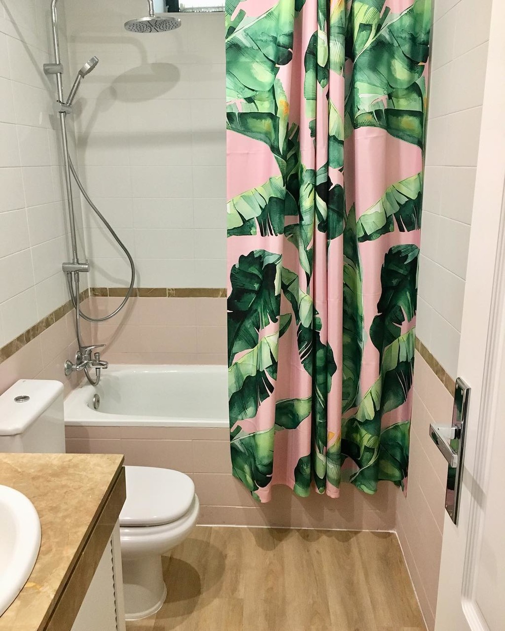 Antes y después; un poco de pintura rosa para transformar un baño con