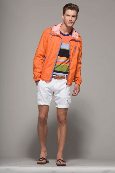 Moschino Primavera-Verano 2013: Sin miedo al color y a los estampados tropicales