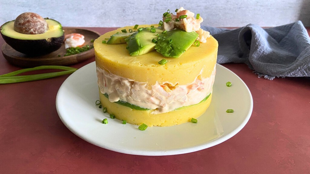 Causa limeña de langostinos, la versión marinera del clásico peruano