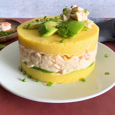 Causa limeña de langostinos, la versión marinera del clásico peruano 