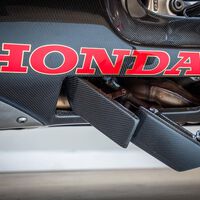 Un japonés se ha inventado un truco para que parezca que su moto no tiene caballete. En realidad ya lo inventó Honda hace 35 años con su moto más revolucionaria 