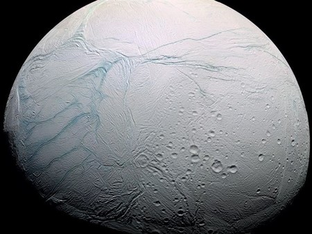 Este millonario ruso está dispuesto a encontrar vida extraterrestre en Encélado