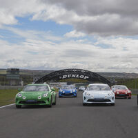 Probamos en circuito las distintas versiones del Alpine A110 S: grandes dosis de diversión antes de la electrificación de la marca