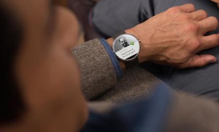 Un desarrollador logra modificar Android Wear para recibir notificaciones de iOS