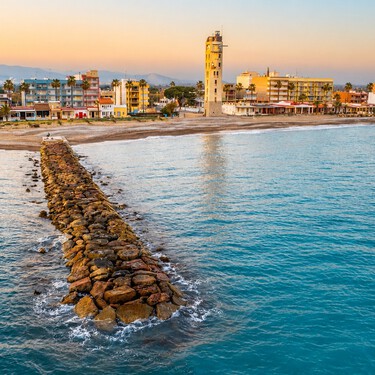 La alternativa sin masificar a Peñíscola: un pueblo pesquero para ver el eclipse solar entre naranjos y comer paella en la playa