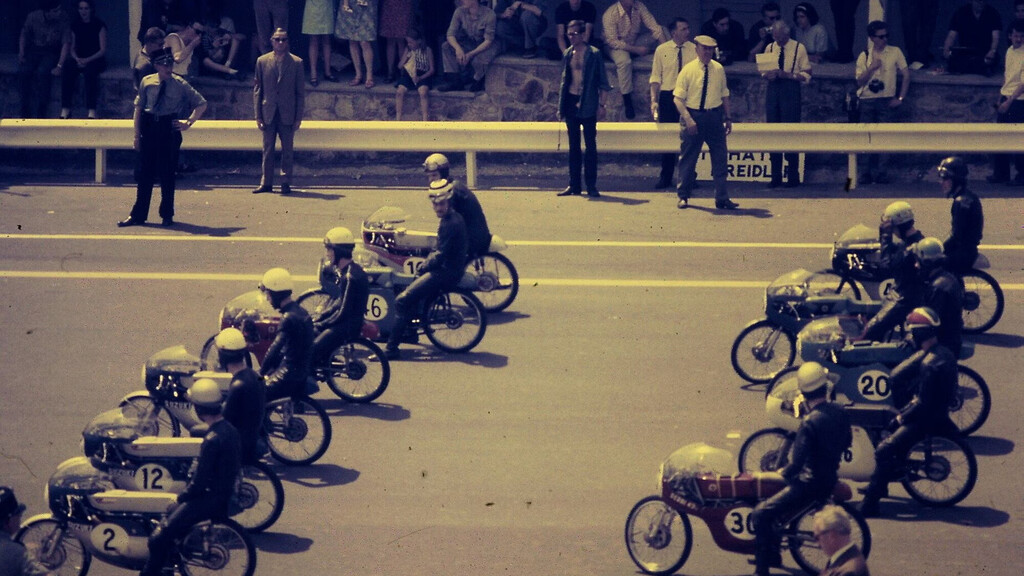 Cuando MotoGP se fue a correr a África porque en Europa hacía frío. Pasaban rozando al público, y ganaban una pasta