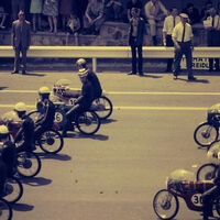 Cuando MotoGP se fue a correr a África porque en Europa hacía frío. Pasaban rozando al público, y ganaban una pasta 