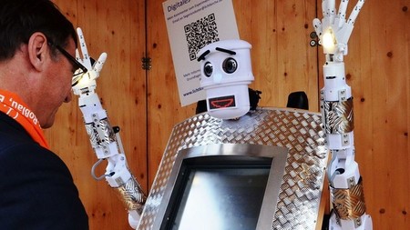 Éste es el primer robot sacerdote del mundo y puedes contarle tus pecados