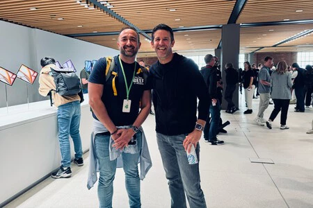 今週Appleが新しいiPadを発表するためにロンドンで開催した特別イベントに参加した同僚のペドロ・アズナール氏(左)とジョン・ターナス氏(右)