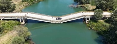 Un puente se hundió hace casi tres años. Los vecinos de la zona siguen usándolo porque prefieren jugársela a dar un rodeo