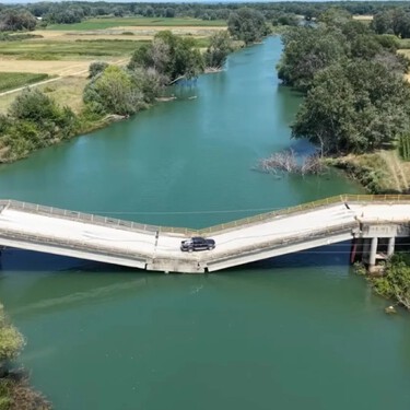 Este puente lleva casi tres años cerrado porque puede derrumbarse. Aun así, los vecinos lo siguen cruzando cada día