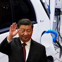 La subida del petróleo deja un ganador inesperado. China bate récord con 349.000 coches eléctricos exportados en un mes y acelera su dominio en el sector 