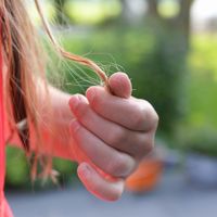 La caída de pelo en el postparto, ¿a qué se debe y qué puedes hacer para fortalecer tu cabello?