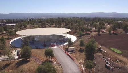 Aquí tenéis el Teatro Steve Jobs, a vista de dron y en 4K