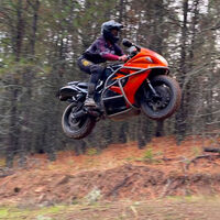 Un piloto se ha tomado muy en serio el enduro. Ha alistado una Suzuki Hayabusa hasta arriba para volar monte a través